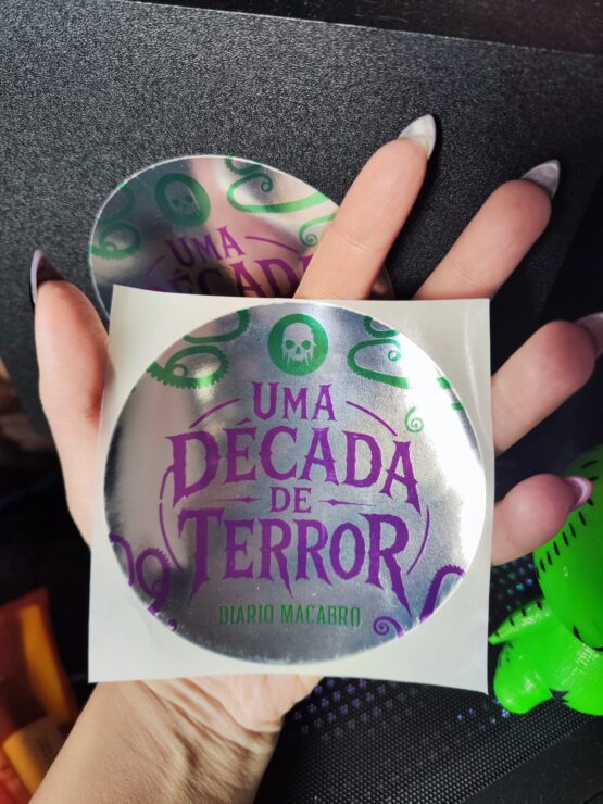 Adesivo “Uma Década de Terror”